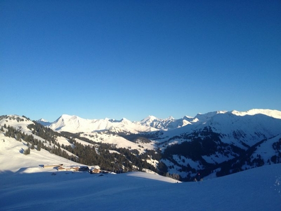 So heissts denn: "Bei herrlichem Snowboardwetter, umrahmt von der wunderschönen Bergwelt des Berner Oberlands ...