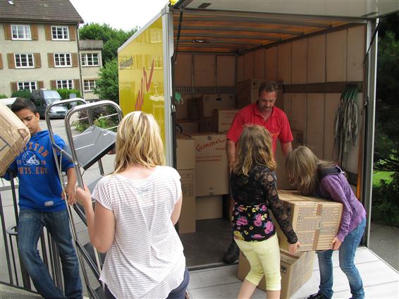REOS: Zügeln ins Schulhaus Kreuzstrasse. Alle betroffenen Schüler und Schülerinnen packen mit an!