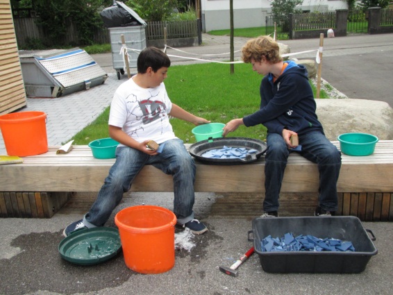 Brunnenmosaik: Die Schülerinnen und Schüler der OS Burgerau gestalten ihren eigenen Brunnen.
