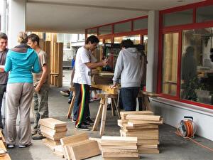 Sonderwoche Kurs Nr. 7: Holzbauarbeiten - die Schüler/innen werken an Holzbänken. Eine neue - praktische Erfahrung!