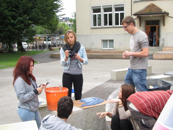Brunnenmosaik: Die Schülerinnen und Schüler der OS Burgerau gestalten ihren eigenen Brunnen.