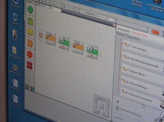 Auf dem Computer werden die Befehle programmiert.