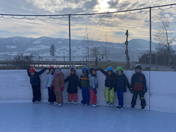 Kindergärtler auf dem Eisfeld