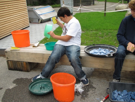 Brunnenmosaik: Die Schülerinnen und Schüler der OS Burgerau gestalten ihren eigenen Brunnen.