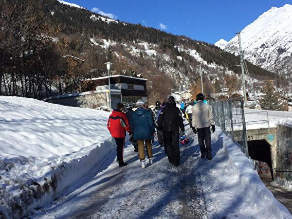 auf dem Weg zur Piste