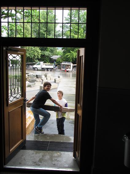 REOS: Zügeln ins Schulhaus Kreuzstrasse. Alle betroffenen Schüler und Schülerinnen packen mit an!
