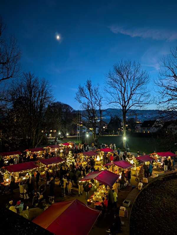 Weihnachtsstände auf dem Pausenplatz