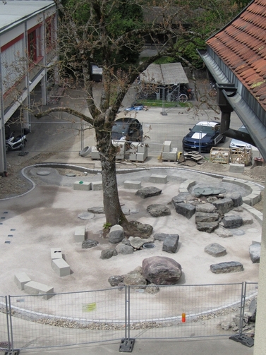 Neue Anlage hinter dem Neubau - Baumallee