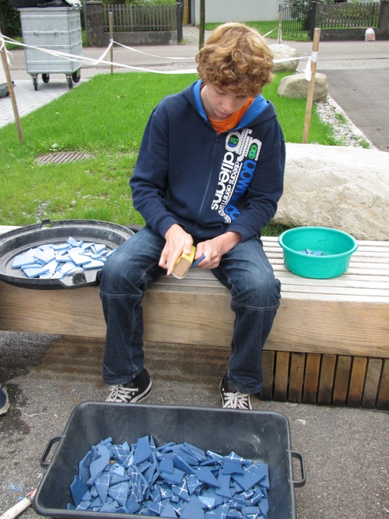 Brunnenmosaik: Die Schülerinnen und Schüler der OS Burgerau gestalten ihren eigenen Brunnen.