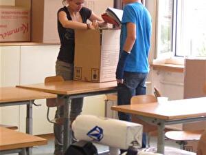 REOS: Zügeln ins Schulhaus Kreuzstrasse. Gut verpackt ist halb gezügelt.