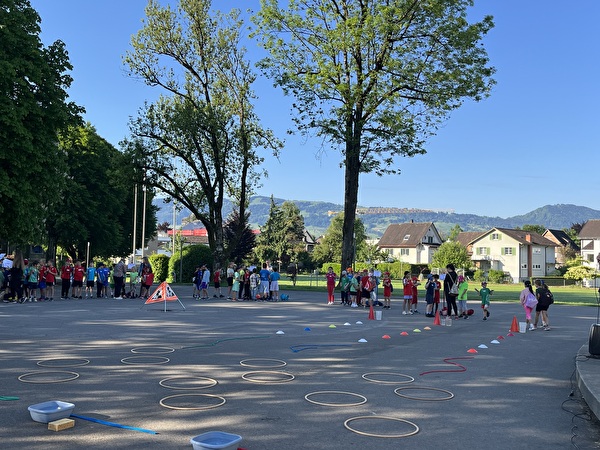 Besammlung der Klassen auf dem Pausenplatz