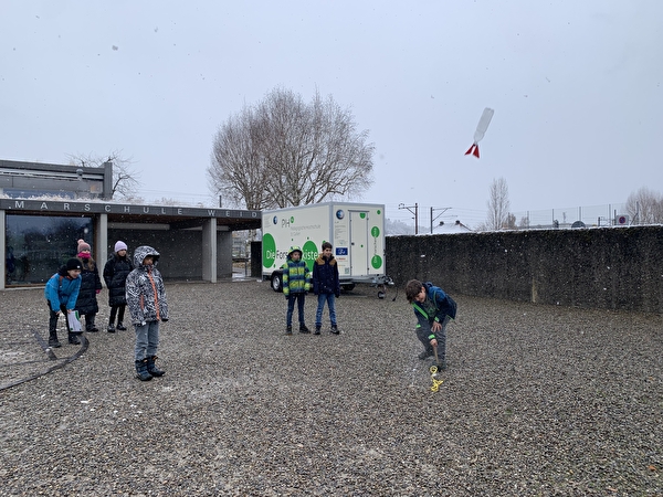 Die Kinder experimentieren