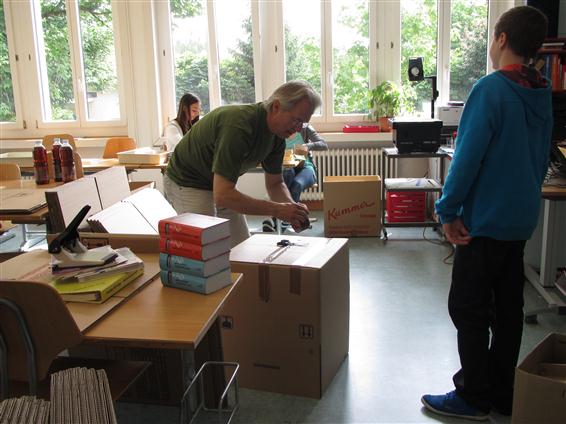 REOS: Zügeln ins Schulhaus Kreuzstrasse. Gut verpackt ist halb gezügelt.