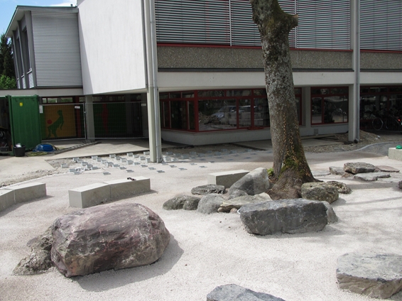 Pausenplatz-Zentrum zwischen vor dem Neubau