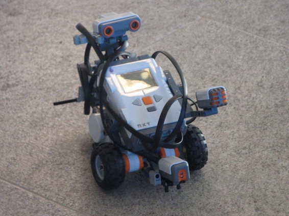 Zuhause im Schulhaus wird gewerkelt und gearbeitet... doch nicht ohne "fun":
Der Roboter, der alles kann - programmiert von der 3. Real