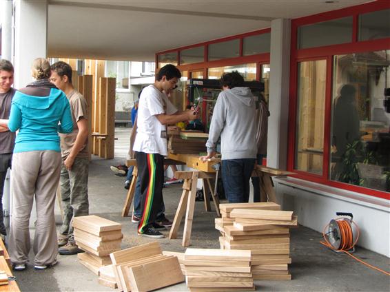 Sonderwoche Kurs Nr. 7: Holzbauarbeiten - die Schüler/innen werken an Holzbänken. Eine neue - praktische Erfahrung!