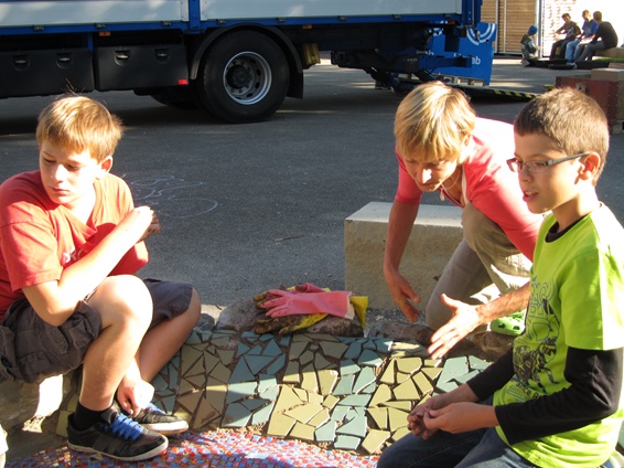 Brunnenmosaik: Die Schülerinnen und Schüler der OS Burgerau gestalten ihren eigenen Brunnen.