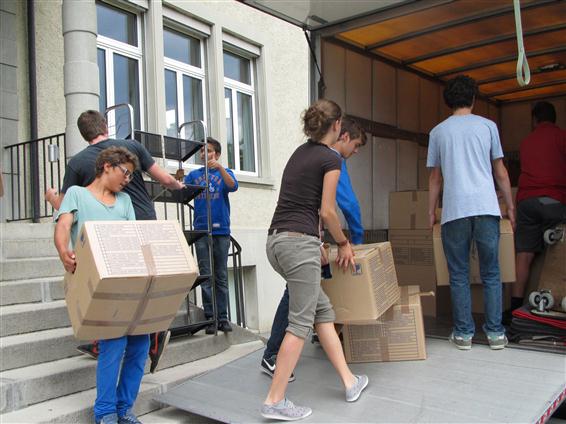 REOS: Zügeln ins Schulhaus Kreuzstrasse. Alle betroffenen Schüler und Schülerinnen packen mit an!