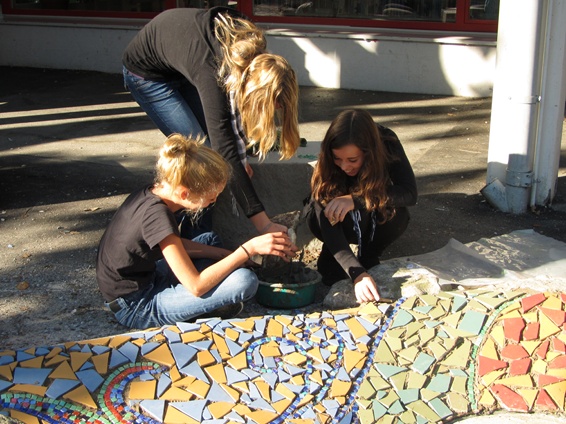 Brunnenmosaik: Die Schülerinnen und Schüler der OS Burgerau gestalten ihren eigenen Brunnen.