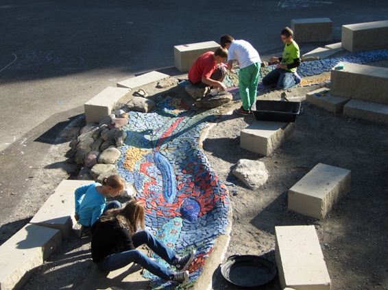 Brunnenmosaik: Die Schülerinnen und Schüler der OS Burgerau gestalten ihren eigenen Brunnen.