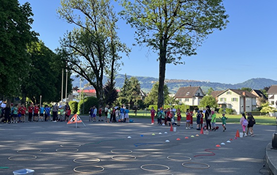 Besammlung der Klassen auf dem Pausenplatz