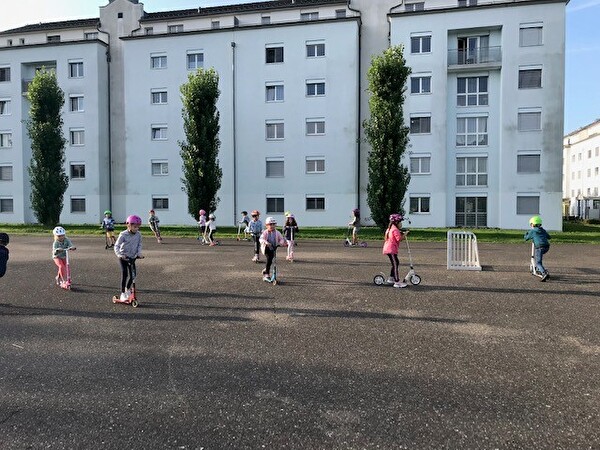 Kinder trainieren ihre Geschicklichkeit auf Rollen