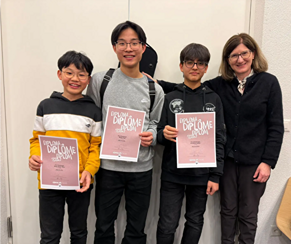 Das «Trio Chamberger» (von links): Yohan Wang, Hugo Wang und Gerard Fenollosa mit Musiklehrperson Myrtha Spahr.