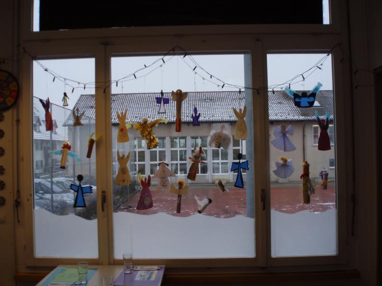 Pavillon Zentralschulhaus - geschmücktes Fenster
