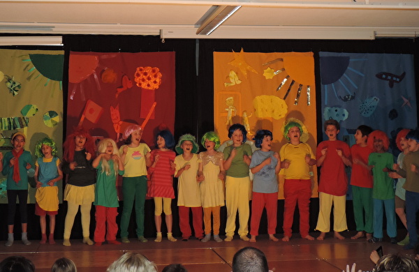 Singspiel Vierfarbenland der 3. Klasse Zentralschulhaus