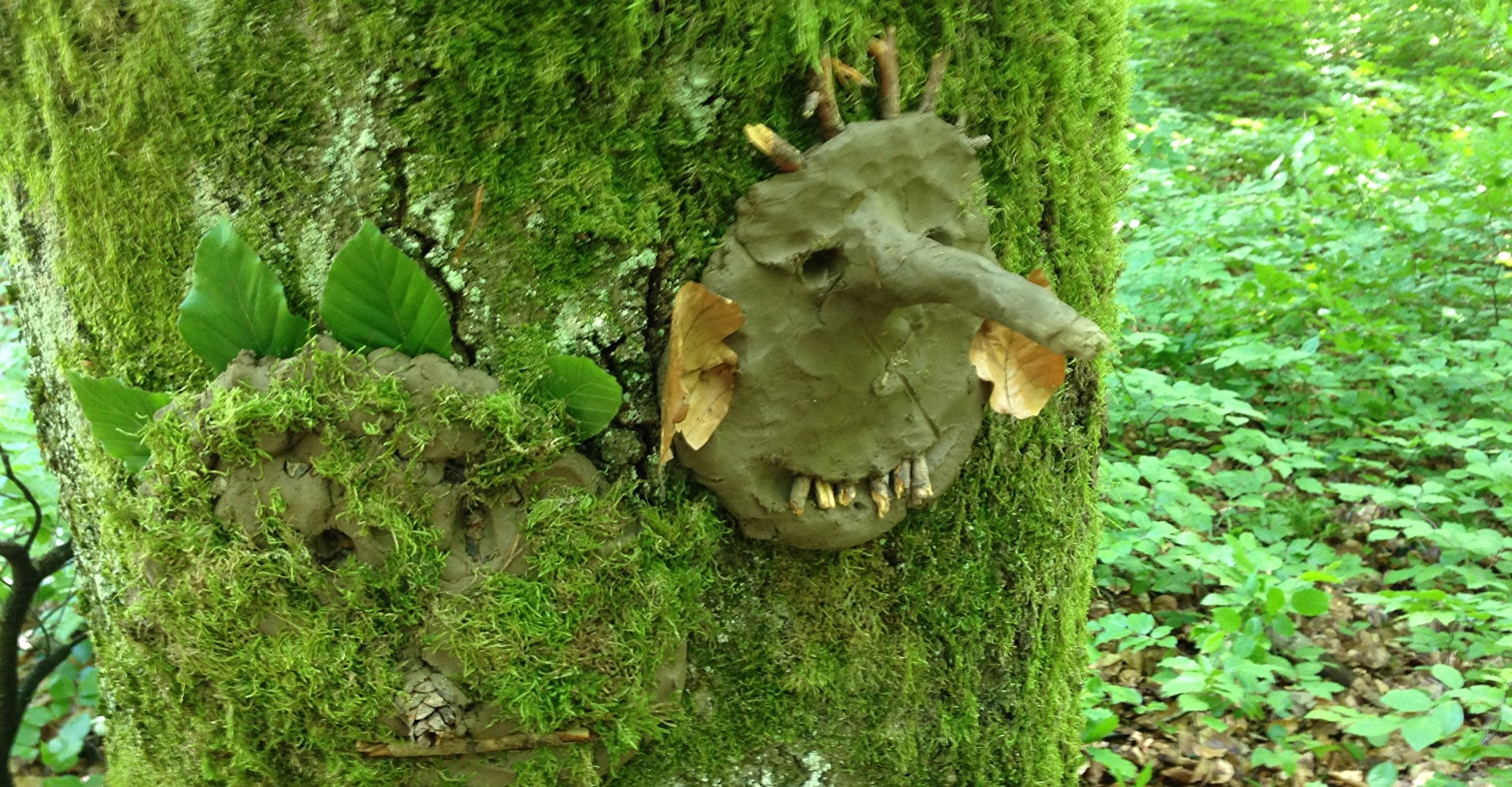 Maske an Baum