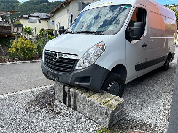Auto in Stein