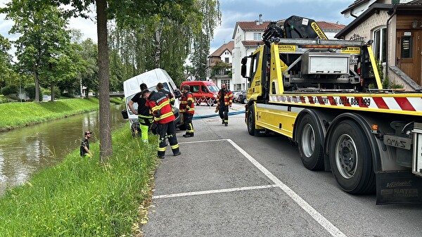 Lieferwagen droht abzurutschen