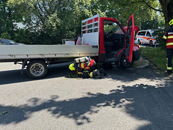 Lieferwagen steigt Rauch auf