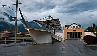 Dorfplatz Übersicht mit Schiffbau