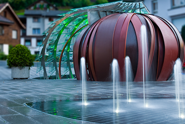 Kastanienigel auf dem Dorfplatz Murg