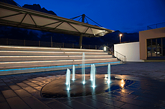 Wasserspiel beleuchtet
