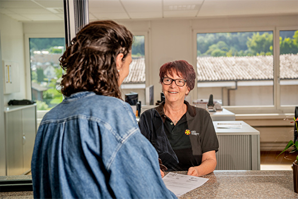 Kundenberatung am Schalter der Gemeindewerke Villmergen