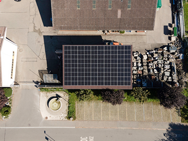 Vogelperspektive der Photovoltaikanlage beim Bauamt in Villmergen