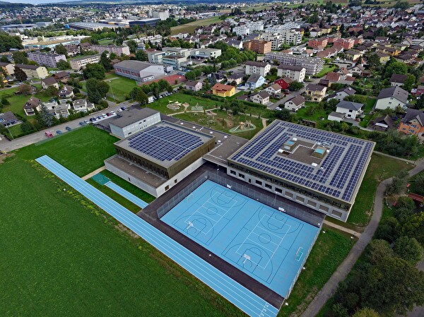 Vogelperspektive der Photovoltaikanlage Schulzentrum Mühlematte in Villmergen