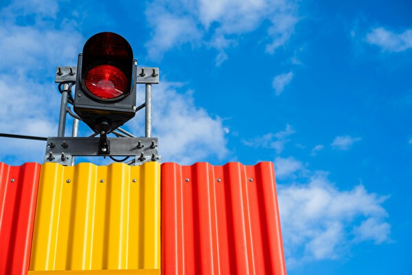 Bild einer roten Ampel auf einer Baustelle