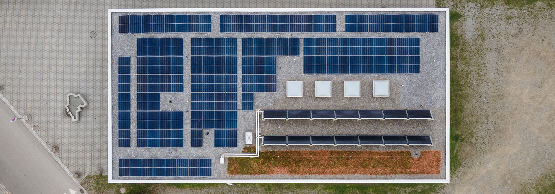 Vogelperspektive der Photovoltaikanlage am Sportplatz Badmatte