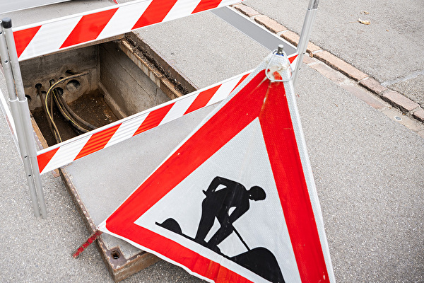 Bild einer Baustelle mit offenem Kabeschacht