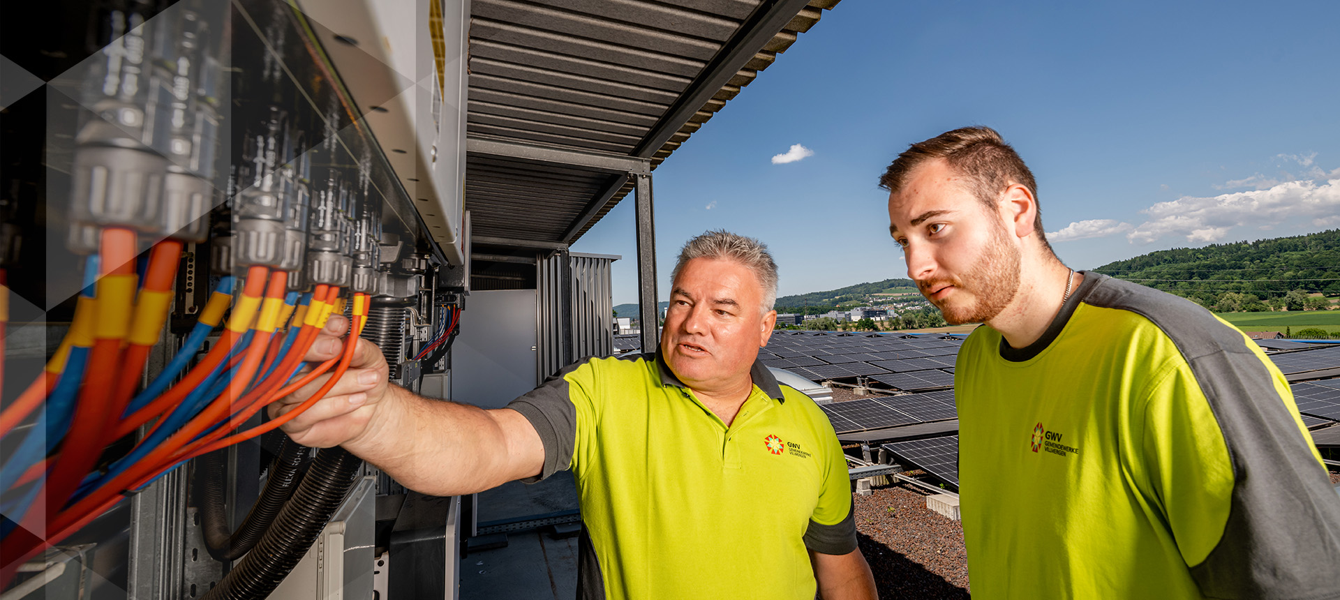 Elektroinstallateure beim Bau einer Solaranlage