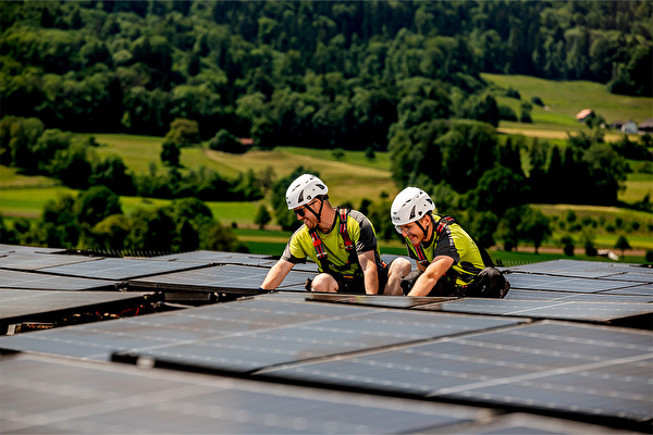 Zwei Elektroinstallateure an der Arbeit auf einer Photovoltaikanlage