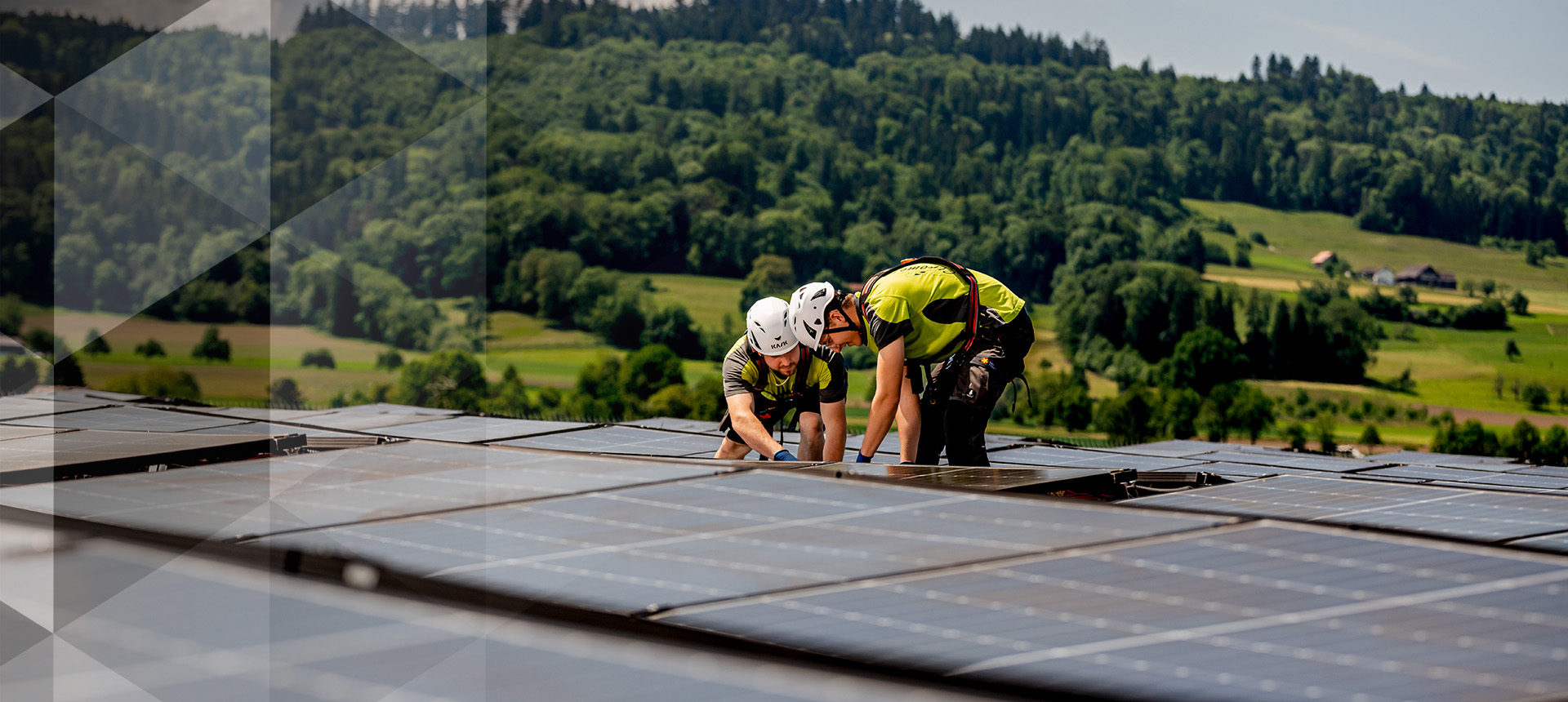 Elektroinstallateure beim Bau einer Solaranlage