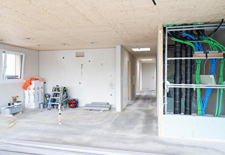 Vogelperspektive der Photovoltaikanlage des Neubaus des Mehrfamilienhauses