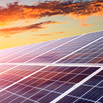 Solarpanels bei Abendstimmung mit Wolken