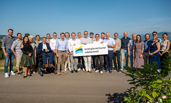 Gruppenbild der Verantwortlichen der Stadt Wädenswil und des Unternehmens Energie 360°
