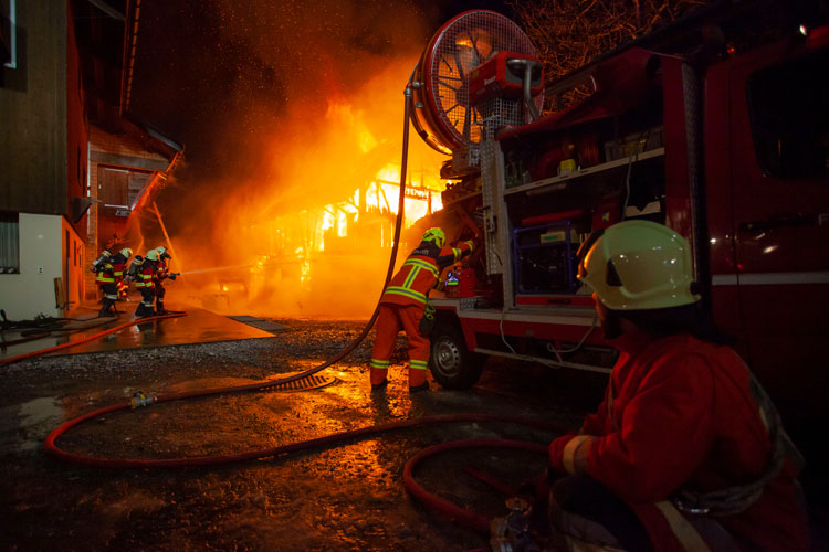 Mit dem mobilen Grossventilator erzeugt die Stützpunktfeuerwehr Wassernebel zur Kühlung der Umgebung.