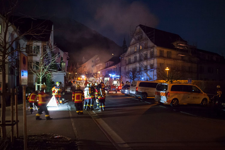 Die Feuerwehren richten sich auf der Dorfstrasse ein.